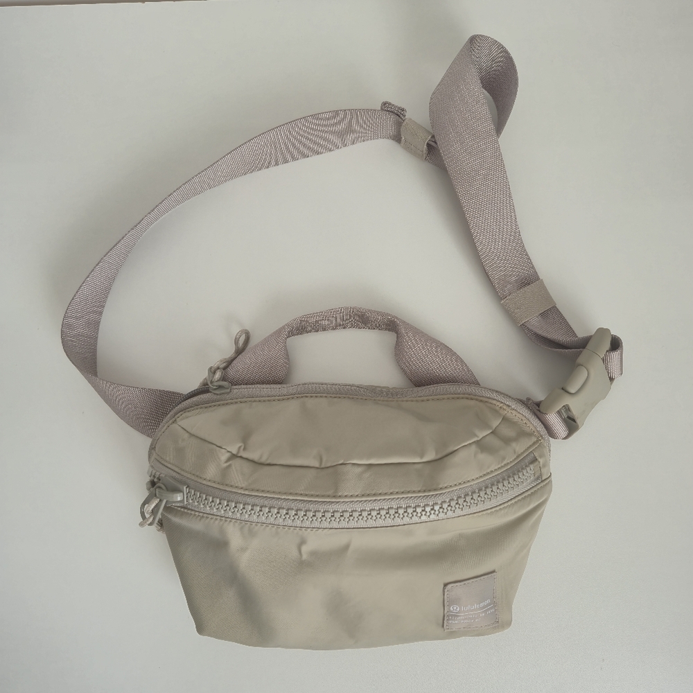 lululemon Everywhere Belt Bag Trench Beige Neutral - Picture 2 of 13
